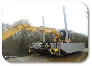Pelle Amphibie avec propulseurs hydrauliques et pieux de stabilisation